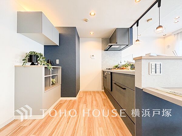 【Kitchen】ご家族みんなで調理ができる位のスペースを実現したキッチン空間となっております。みんなで作った料理を召し上がりながらの会話は、どのような物になるのでしょうか。