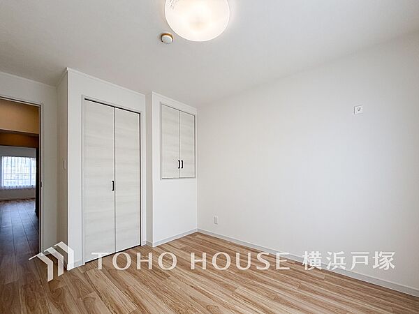 【Room】穏やかな風と陽光を導き、プライバシーに配慮された設計プランを採用し、居住性を一段と心地よいものにしています。明るく開放的な空間を演出しております。