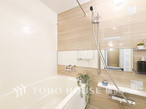 【Bathroom】1日の疲れを取り心身を癒すことができる住まいの中のリラクゼーション空間、リラックスできるよう優しいカラーをチョイスしました。時を忘れるほどのんびりできる空間に。
