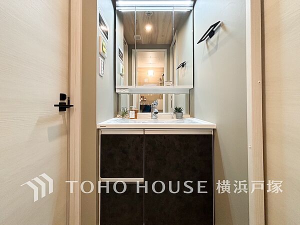 【Powder room】清潔感のあるプライベート空間は、身だしなみチェックや肌のお手入れに最適です。収納もあり、スッキリと見映えの良い空間に拵えました。時間に余裕とゆとりを持たせます。