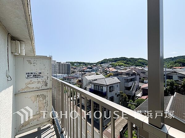 【Balcony】開放感いっぱいの眺望と共に光と風を享受するバルコニー。緑豊かな景観を眺めることができます。