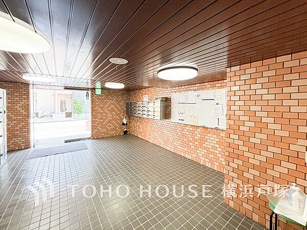 【Entrance】足を踏み入れると静穏な時間が流れるエントランスホール。心やすらぐ憩いのスペース。ゆったりと寛ぎながら、思い思いの時間を過ごせる空間です。