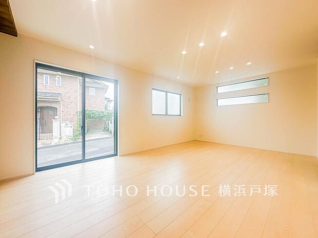 「Living room」家族と過ごすひと時を溢れる光が優しく包み込むリビングダイニング。家族とともに、心穏やかに過ごすひととき。家族との時間、自分の時間を大切にできる空間がここにあります。