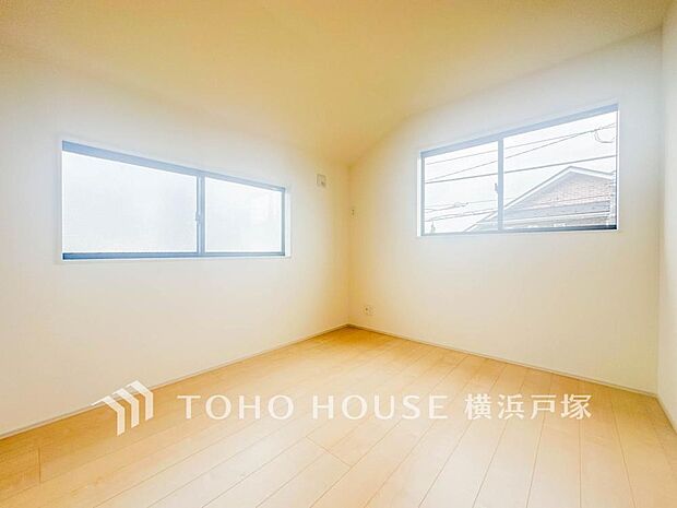 「Room」大きな窓からは快適な光を取り入れ、通気性能を上げる事で居心地の良い空間を演出します。多くの時間を過ごす住まいだからこそ、いつも快適な場所であるように心掛けています。