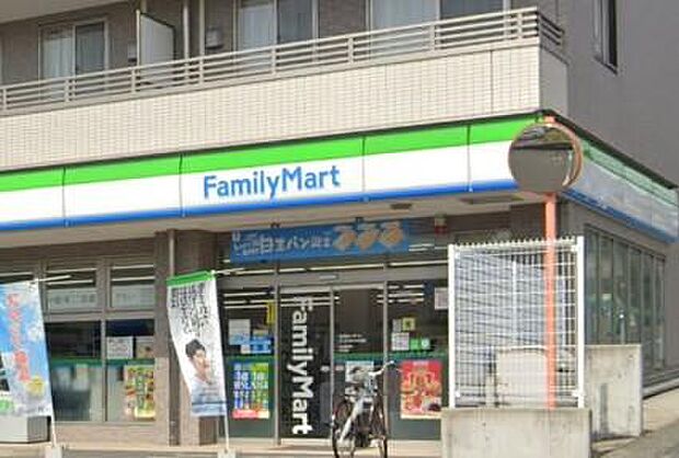 ファミリーマートサンズすみれが丘南店(300m)街角のほっとできる場所。暮らしのすき間にやさしく寄り添い、コーヒーもお惣菜も気軽に楽しめる日常のミニオアシスです。