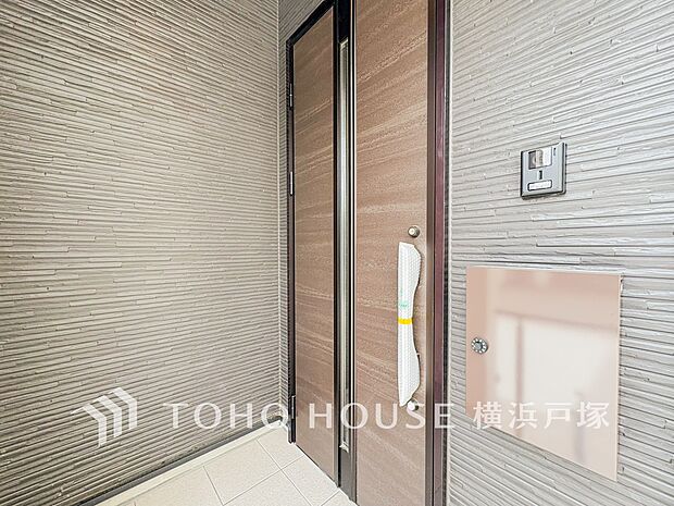 お客様をお迎えする玄関は落ち着いた雰囲気。帰り着くたびに洗練されたテイストの空間に迎えられる玄関です