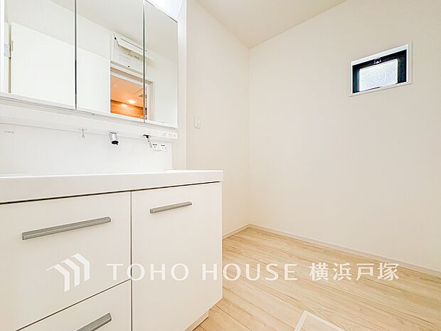 「Powder room」脱衣スペースを含む空間はゆとりの広さを設け、また洗面化粧台にも収納スペースを設ける事により、散らかりやすい洗面スペースをスッキリ保てます。(1号棟)