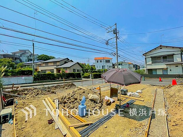 「Appearance」季節感を演出する樹木と彩りが重なり、四季折々の変化を楽しめます。(2025年8月撮影)