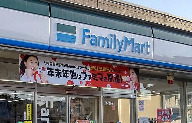 住宅街に溶け込む便利なコンビニ。新鮮なコーヒーや軽食が揃い、通勤・通学の合間にほっと一息つける憩いの場として愛されています。