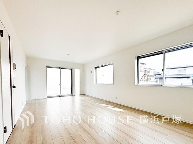 【Living room】家族と過ごすひと時を溢れる光が優しく包み込むリビングダイニング。家族とともに、心穏やかに過ごすひととき。家族との時間、自分の時間を大切にできる空間がここにあります。