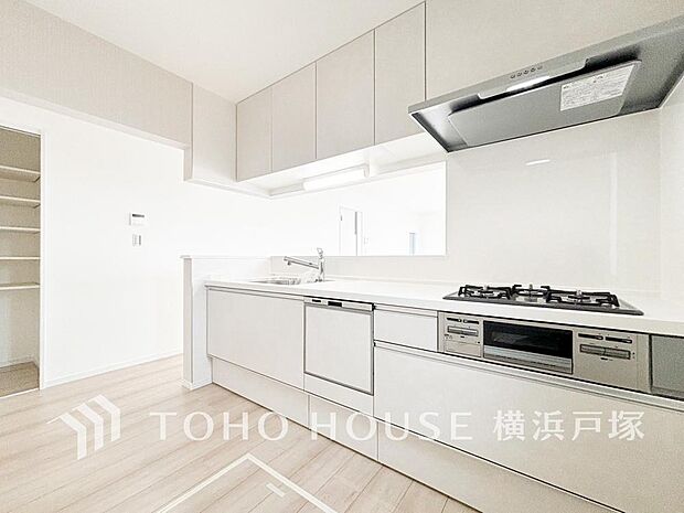 「Kitchen」誰もが使いやすいデザインにこだわったキッチン。プライベートスペースを彩るインテリアとしての美と、快適な日常を支える機能性と強さがひとつになったキッチンです。