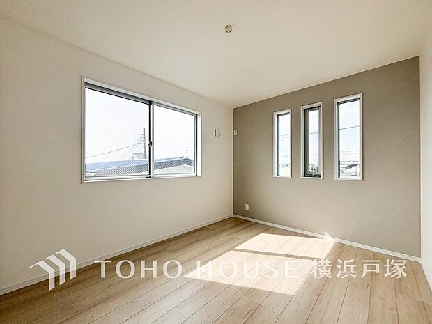 【Room】採光もアクセントの一つとして。プライベートルームにはやさしい光が射し込んでいて、この明るい好みの空間で読書をしたり、音楽を聞いたりと一人の時間も充実したものにできます。