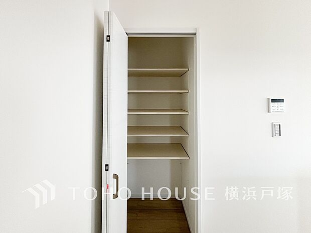 【Pantry】収納力のあるパントリー。食品や日用品をすっきり整理でき、キッチン周りがいつも整った状態を保ちます。