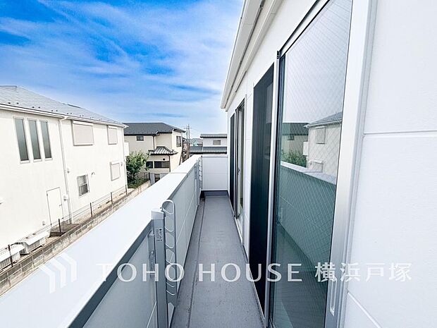 「Balcony」気持ちのいい空が見渡せる広いバルコニー。爽やかな風を感じて、心躍る素敵な暮らしがはじまります。