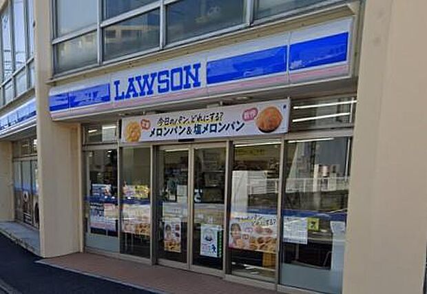 青い看板が目印の便利なコンビニ。香り高いコーヒーや新作スイーツが、日常にちょっとした楽しみを添えてくれます。