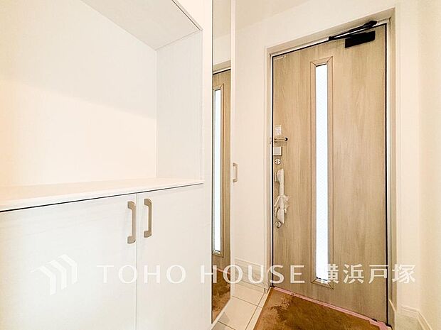 【Entrance】帰るたびに心がほどける、洗練と温もりが調和する空間。家族とお客様を心地よく迎えます。