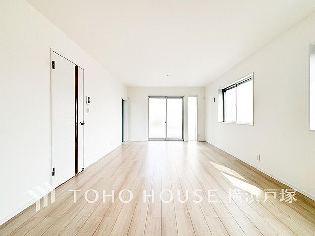 【Living room】ここにはみんなが集い、食事と楽しい会話が始まる。話に夢中になりすぎて、ついつい時を忘れてしまう。そんな束の間の幸せを感じさせてくれる場所。