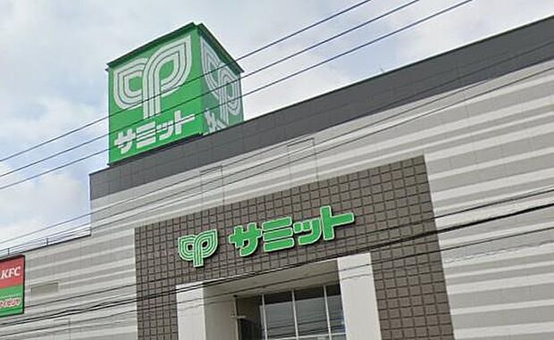 駅近でアクセス便利な大型スーパー。新鮮な食材や豊富な惣菜が揃い、明るく開放的な店内は日常の買い物を快適にしてくれます。