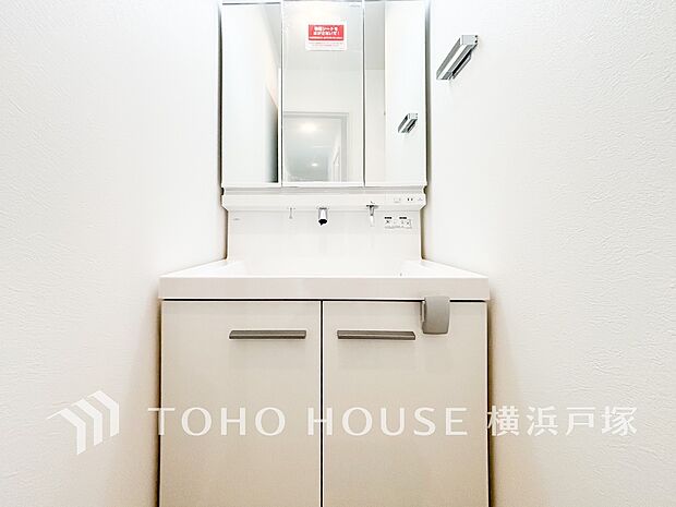 【Powder room】手で洗いたい大切な服など、広く使えると助かる洗面台は汚れの付きにくい形状と素材で造られております。