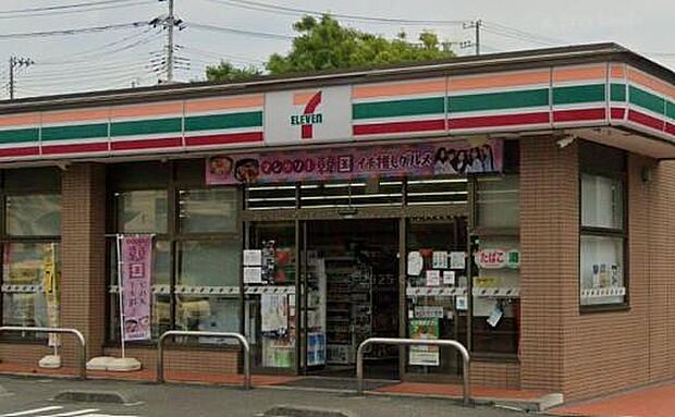 いつでもフレッシュな商品が揃い、学生や地域の方に愛される拠点。朝食から夜のおやつまで、豊富なラインナップが魅力です。