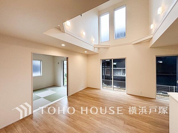 【Living room】柔らかな色合いのフローリングと清潔感の溢れるクロスが明るい空間を創り出しているリビングダイニング。憩いの場に相応しく、ここで楽しむ家族の時間が絆をより深めてくれそうです。