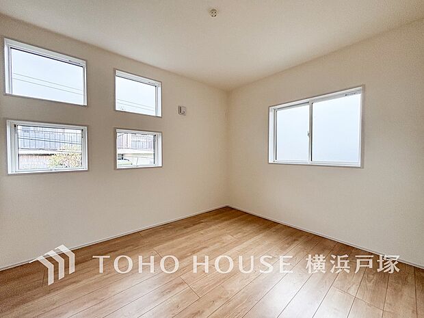 【Room】穏やかな風と陽光を導き、プライバシーに配慮された設計プランを採用し、居住性を一段と心地よいものにしています。明るく開放的な空間を演出しております。