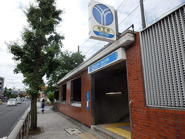 港南区役所、警察署、消防署などの行政施設が駅前に集中しています。商業施設も隣接していて便利です。