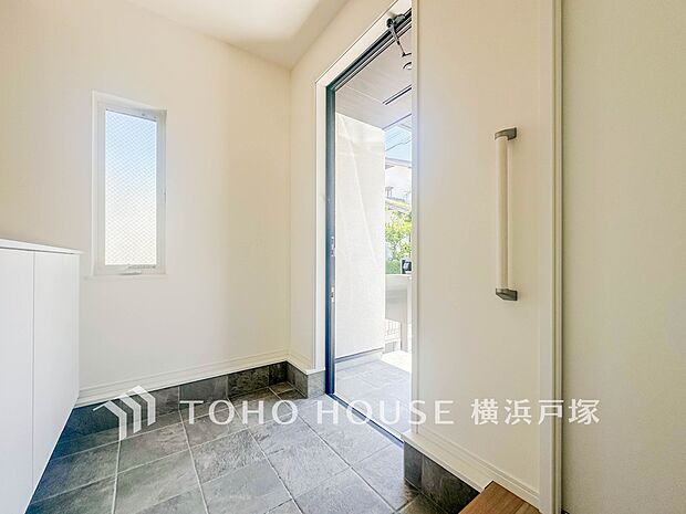 【Entrance】お客様をお迎えする玄関は落ち着いた雰囲気。帰り着くたびに洗練されたテイストの空間に迎えられ誇りと喜びを感じる玄関まわりです。