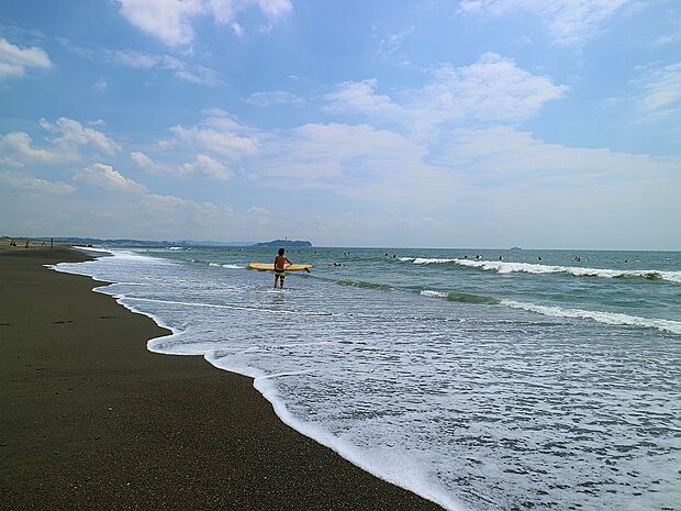 湘南海岸を代表するビーチの一つ。延々と続く遠浅の緩やかなビーチには、海水浴をする人やウォータースポーツを楽しむ人たちが溢れます。