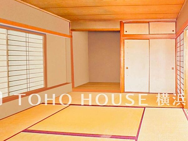 「Japanese-style room」伝統的な日本情緒のある、温かみと落ち着きが感じられる和室です。来客時や一息つきたいときなどに利用できる用途多様な空間です。