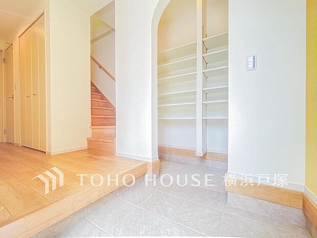 【Entrance】清潔感溢れる玄関がお出迎えする本邸宅の物語は、ここから始まる日常を期待させます。この場所には「希望」と「優越」で包み込んでくれる「特別」な空間があります。