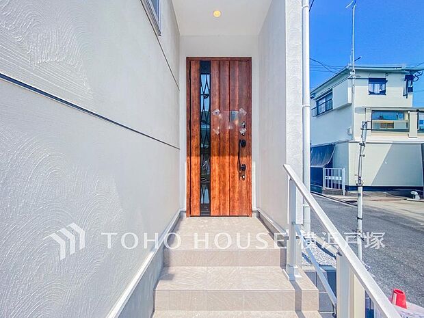 【Entrance】お客様をお迎えする玄関は落ち着いた雰囲気。帰り着くたびに洗練されたテイストの空間に迎えられ誇りと喜びを感じる玄関まわりです。