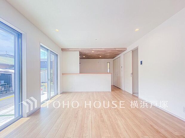 「Living room」ここにはみんなが集い、食事と楽しい会話が始まる。話に夢中になりすぎて、ついつい時を忘れてしまう。そんな束の間の幸せを感じさせてくれる場所。