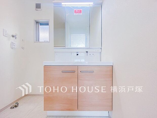 「Powder room」十分な大きさの洗面台は、身だしなみチェックや歯磨きなど、朝の慌ただしい時間でも余裕とゆとりを感じて頂けます。