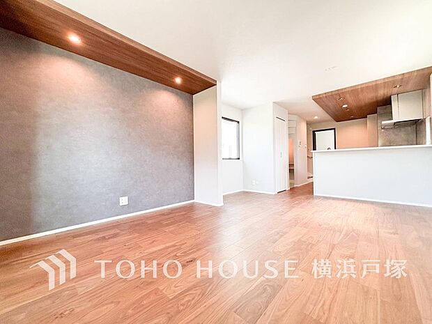 【Living room】一日の中で多くの時間を過すことになる住まいだからこそ、いつも穏やかな空間であるように心掛けています。構成する建材などへの配慮が、住まう方の健康を守ります。