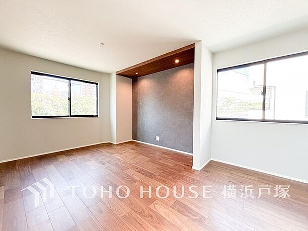 【Living room】光と風が溢れる開放的なリビングダイニングには自然と家族みんなが集まってきます。明るく穏やかな空気の中で飲んだり、食べたり、笑ったり。