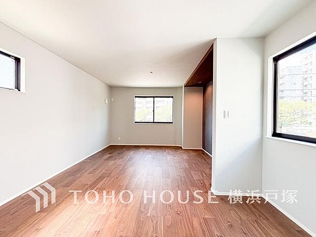 【Living room】ここにはみんなが集い、食事と楽しい会話が始まる。話に夢中になりすぎて、ついつい時を忘れてしまう。そんな束の間の幸せを感じさせてくれる場所。