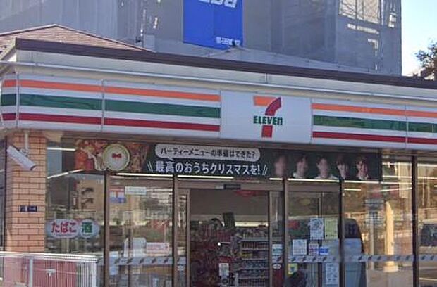 いつもの暮らしにそっと寄り添う、身近で便利なコンビニエンスストアです。温かいお弁当や淹れたてのコーヒー、そして日用品まで、必要なものがすぐ手に入ります。