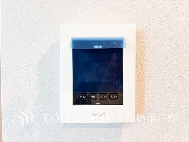 【TVモニタ付きインターホン】訪問者を玄関まで行かずに確認できます。嫌な訪問者と直接接触しないためトラブルを避けられます。