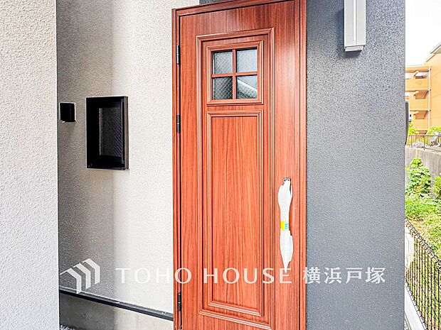 居住者の帰り、訪れる方を優しく迎え、安らぎに満ちた生活空間を予感させる。健やかな暮らしを楽しめそう。