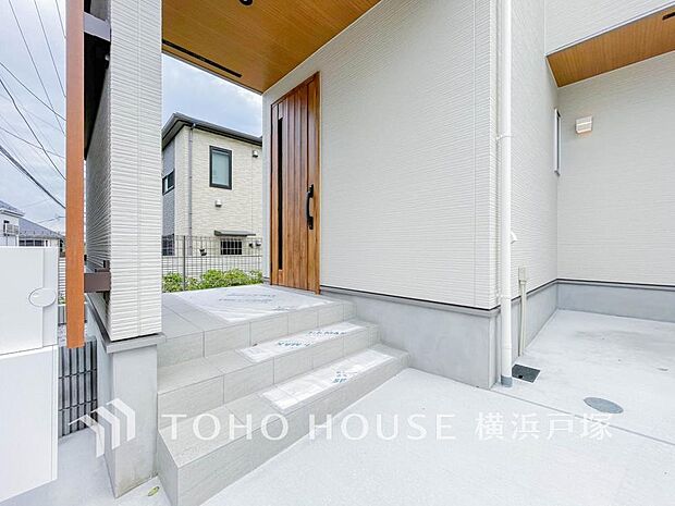 「Entrance」居住者の帰り、訪れる方を優しく迎え、やすらぎに満ちた生活空間を予感させる。健やかな暮らしを楽しめそう。