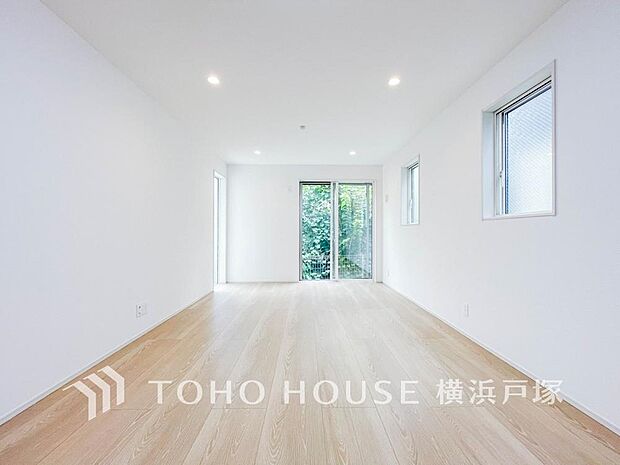 「Living room」一日の中で多くの時間を過ごすことになる住まいだからこそ、いつも穏やかな空間であるように心掛けています。構成する建材などへの配慮が、住まう方の健康を守ります。