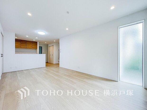 「Living room」ここにはみんなが集い、食事と楽しい会話が始まる。話に夢中になりすぎて、ついつい時を忘れてしまう。そんな束の間の幸せを感じさせてくれる場所。