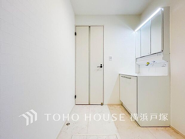 「Powder room」脱衣スペースを含む空間はゆとりの広さを設け、また洗面化粧台にも収納スペースを設ける事により、散らかりやすい洗面スペースをスッキリ保てます。