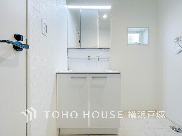 「Powder room」十分な大きさの洗面台は、身だしなみチェックや歯磨きなど、朝の慌ただしい時間でも余裕とゆとりを感じて頂けます。