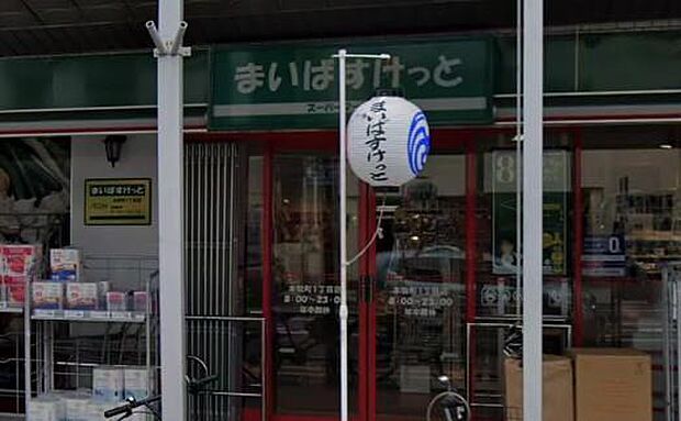 毎日の暮らしに寄り添う、便利なミニスーパー。コンパクトな店内に新鮮な食材や日用品が揃い、ちょっとした買い物がスムーズにできます。