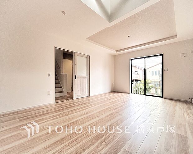 「Living room」光と風が溢れる開放的なリビングダイニングには自然と家族みんなが集まってきます。明るく穏やかな空気の中で飲んだり、食べたり、笑ったり。(写真1号棟)