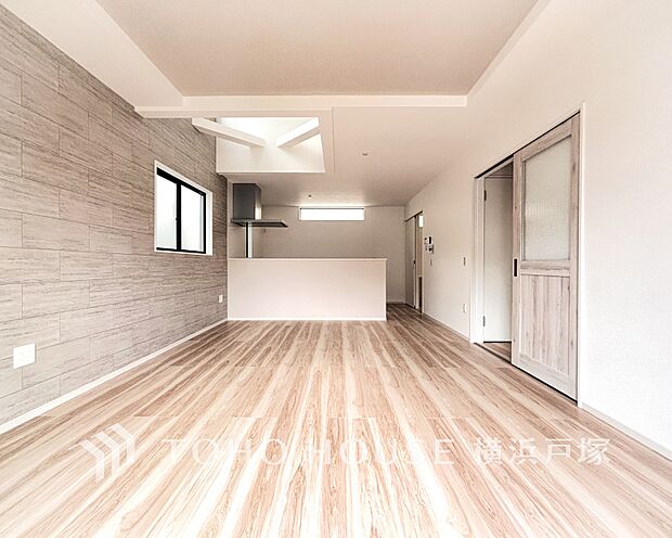 「Living room」明るく開放的な空間が広がるLDK。室内には豊かな陽光が注ぎ込み、爽やかな住空間を演出。ホームパーティーでもゲストと一緒に料理を楽しみながら楽しい時間を過ごせそう(写真1号棟)