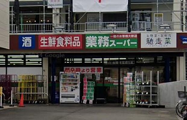 圧巻の品揃えとコスパの良さで、プロも通う食の秘密基地。まとめ買いにも便利で、家計に優しい湘南の人気スポット。