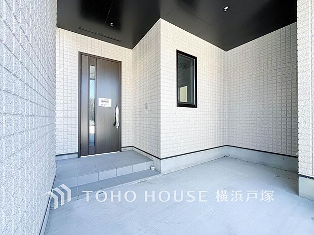 「Entrance」お客様をお迎えする玄関は落ち着いた雰囲気。帰り着くたびに洗練されたテイストの空間に迎えられ誇りと喜びを感じる玄関まわりです。